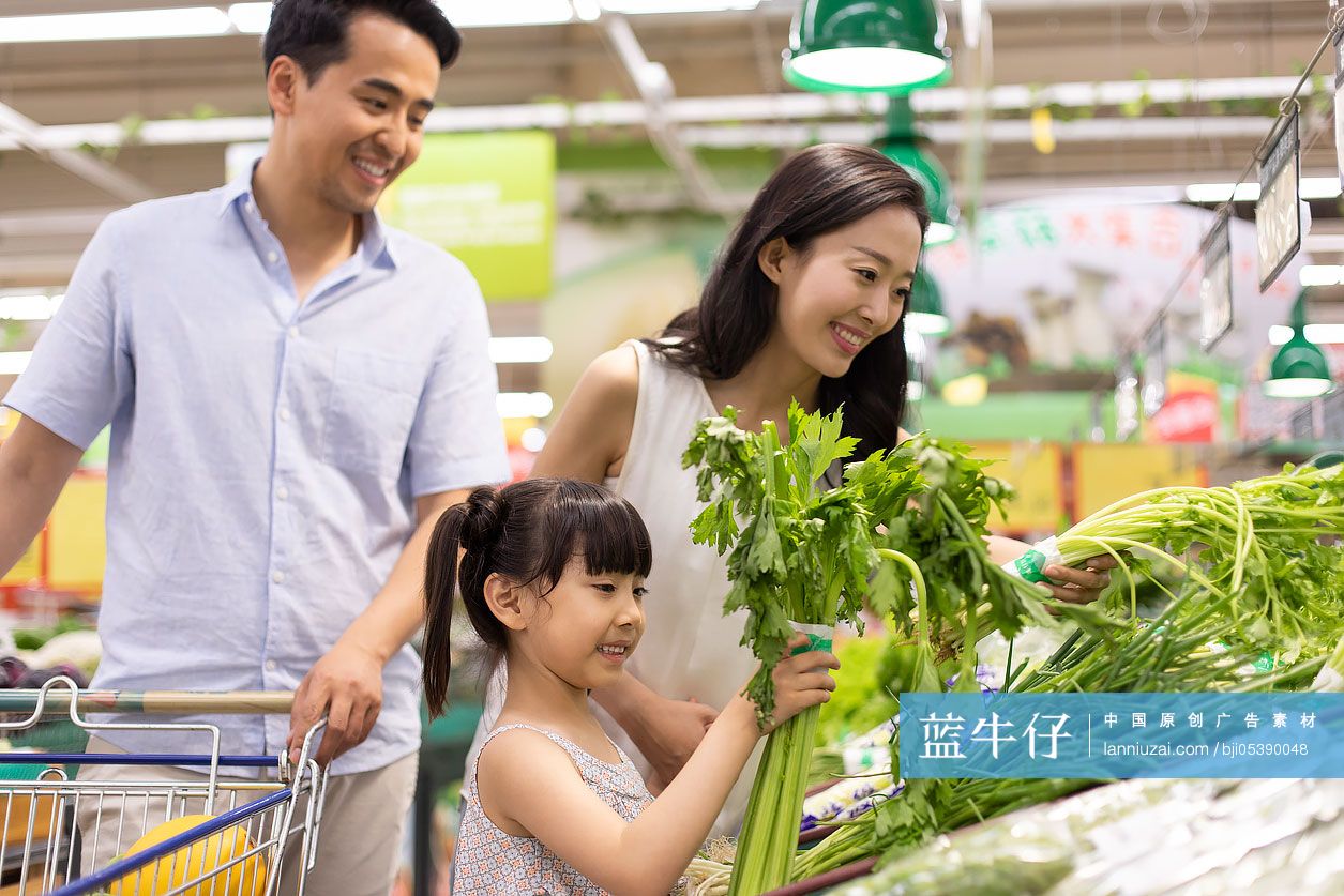快乐的年轻家庭在超市购物