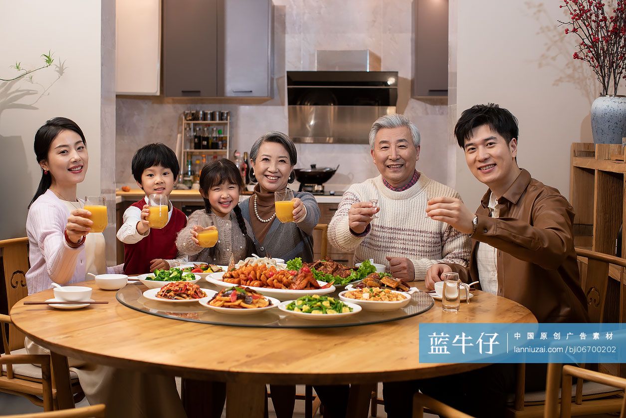 幸福家庭吃新年团圆饭-蓝牛仔影像-中国原创广告影像素材