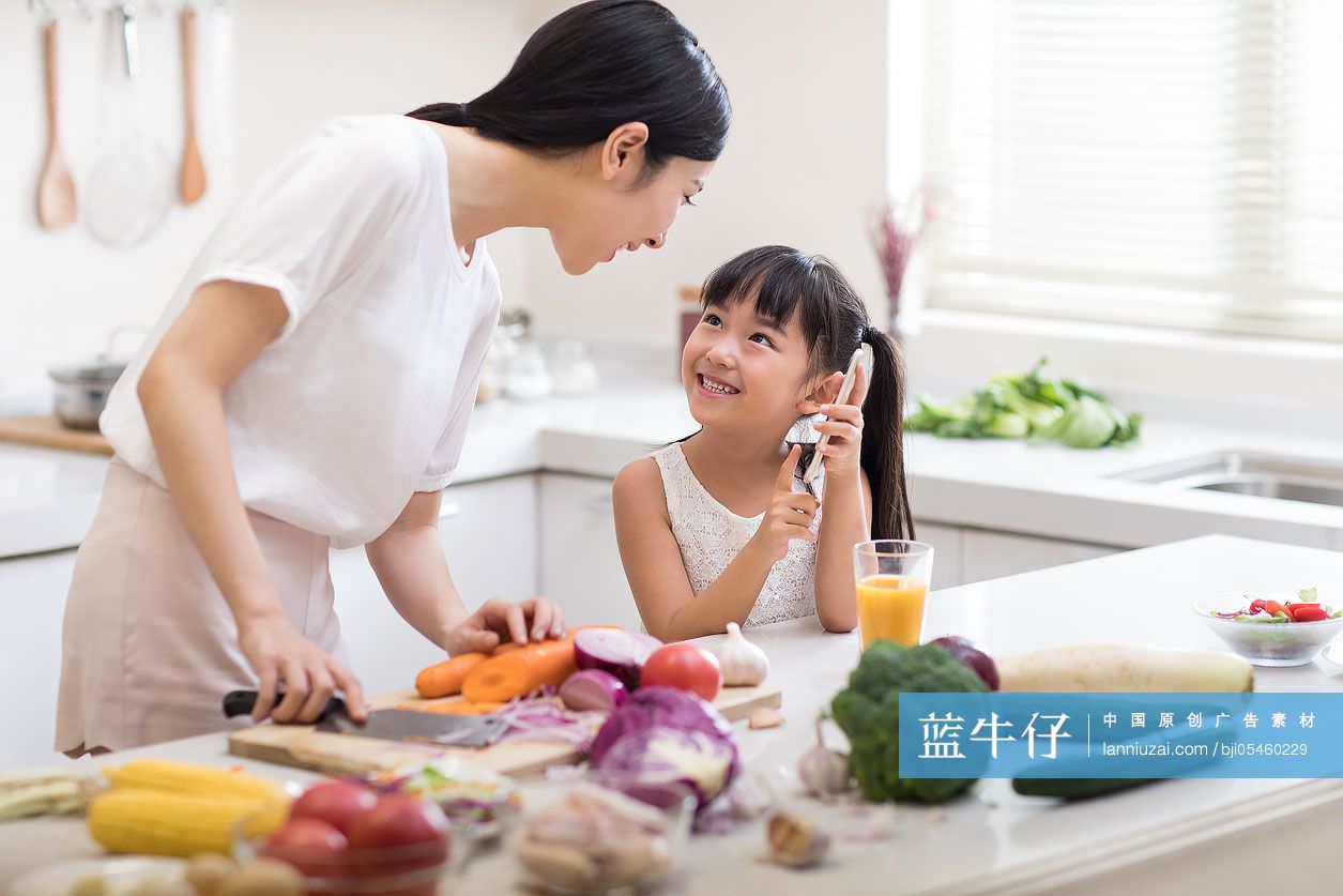 快乐小女孩和妈妈在厨房做饭