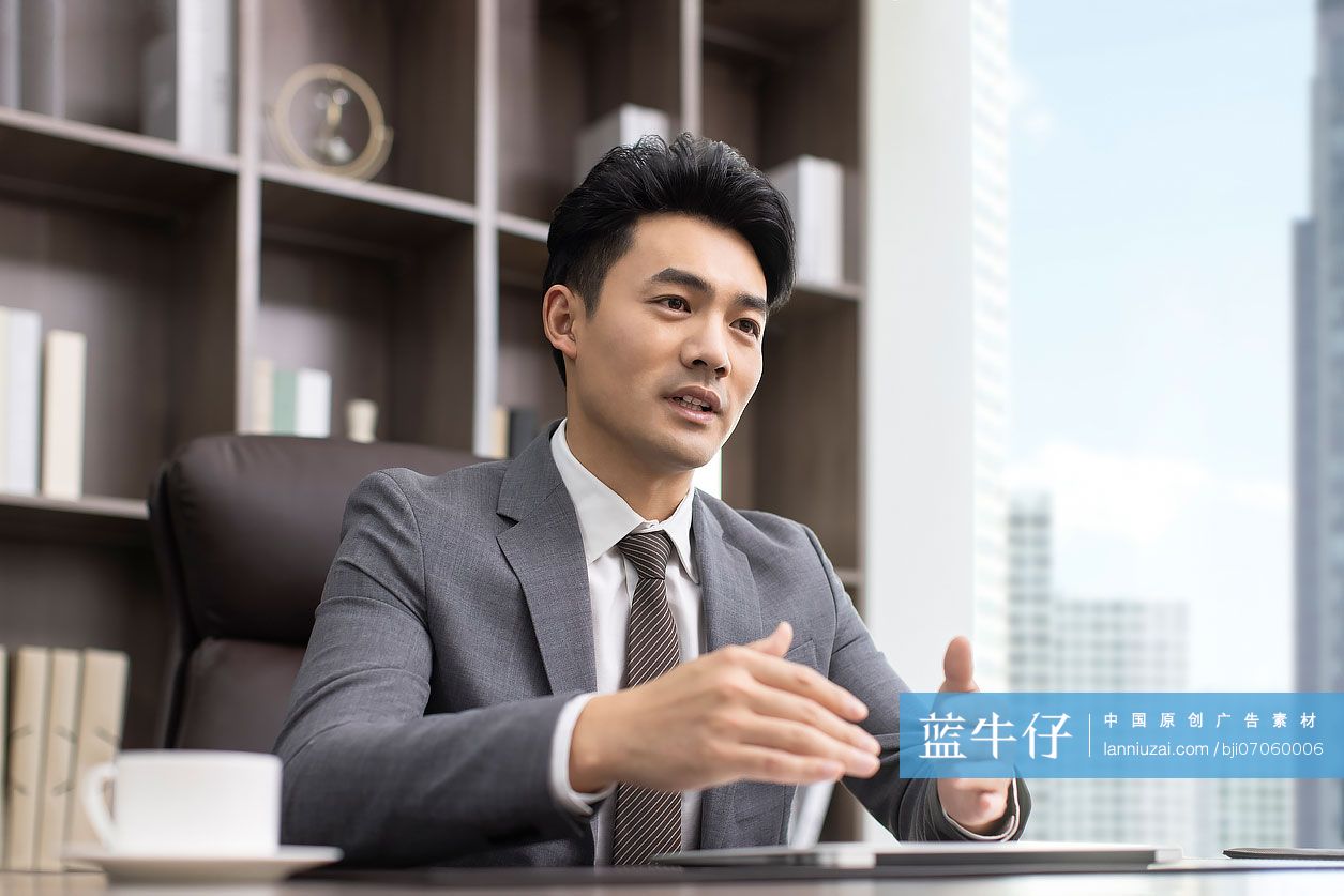 成功商务男子在办公室讲话