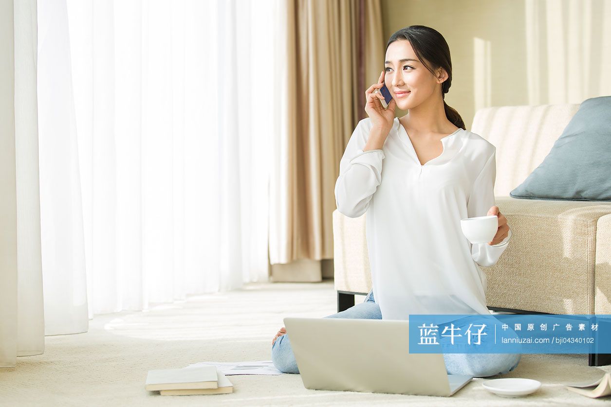 年轻女子在家打电话