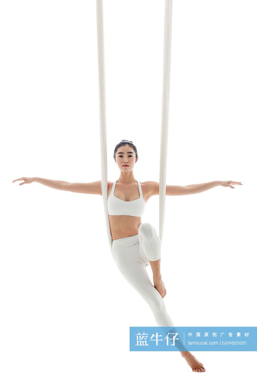 年轻女子练习空中瑜伽