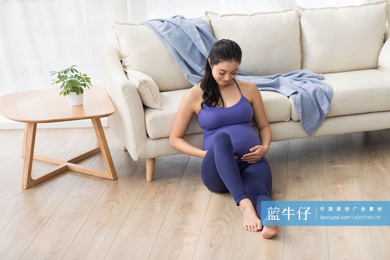 年轻孕妇在家休息