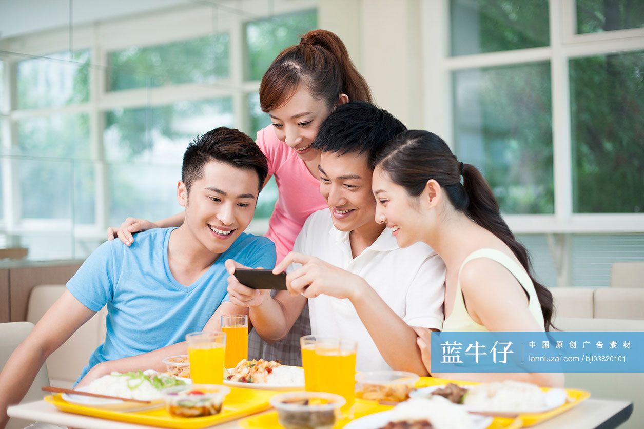 年轻人在快餐店给食物拍照