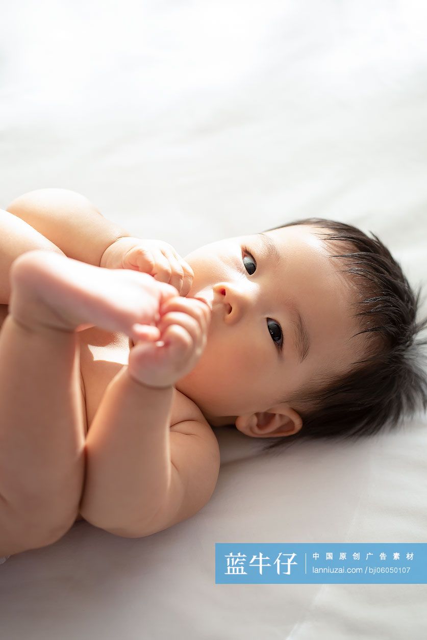 可爱的小婴儿躺在床上