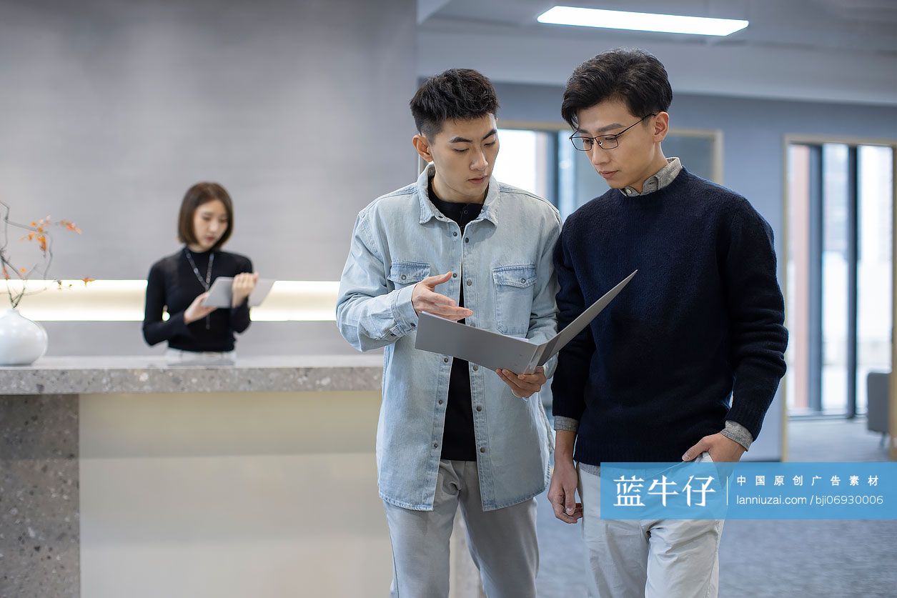 年轻男子在办公室讨论工作
