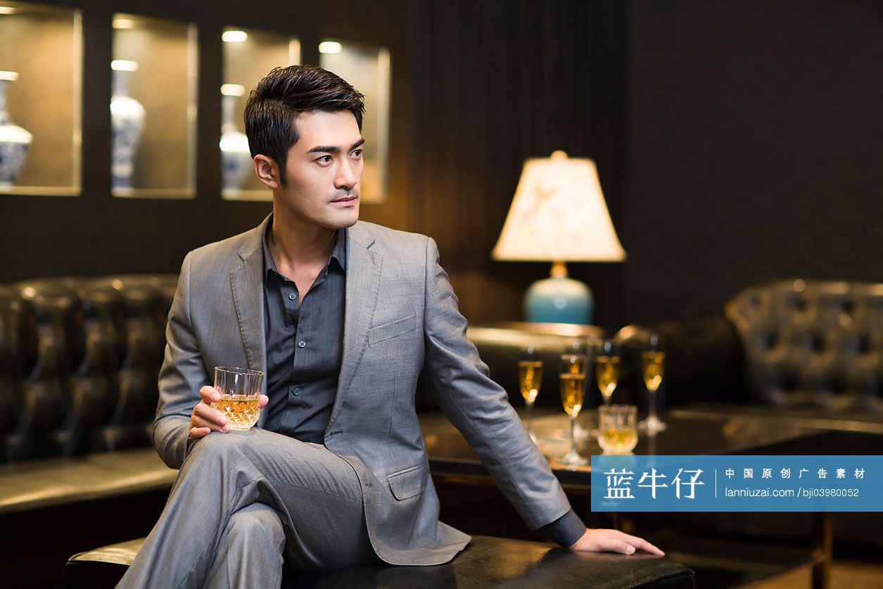 年轻商务男士与香槟