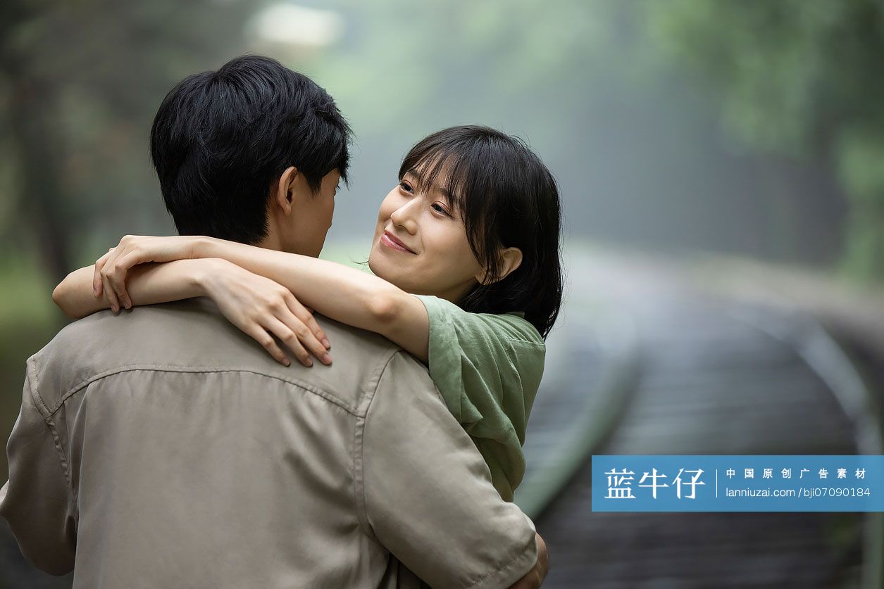 年轻情侣户外约会