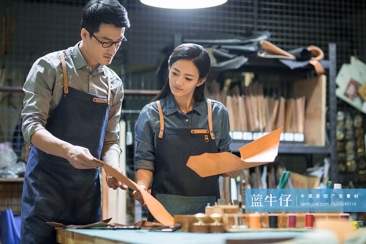 手工皮具匠人在工作室里工作