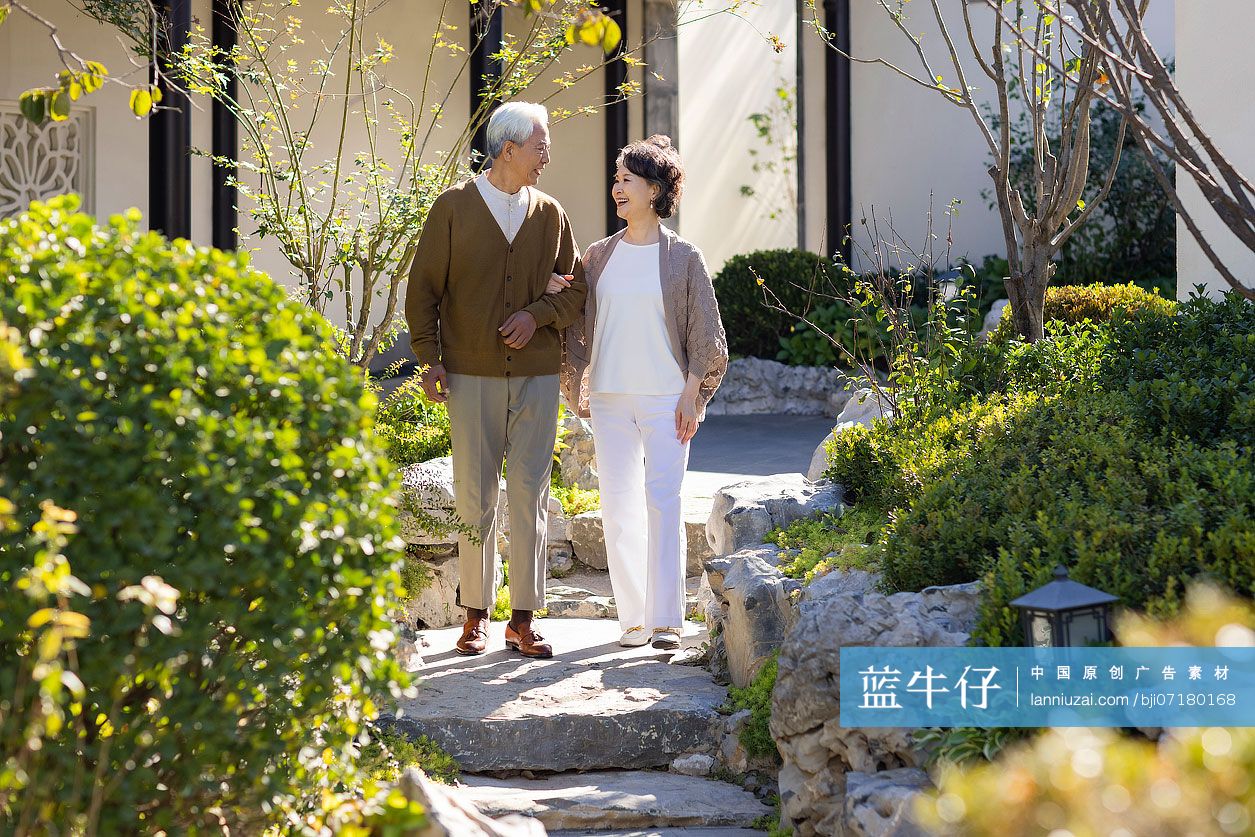 老年夫妇逛古典园林-蓝牛仔影像-中国原创广告影像素材