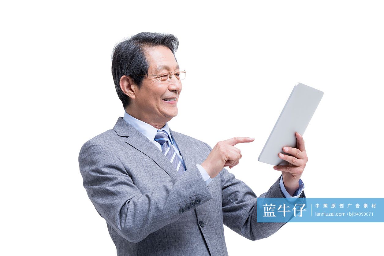 老年男子与平板电脑