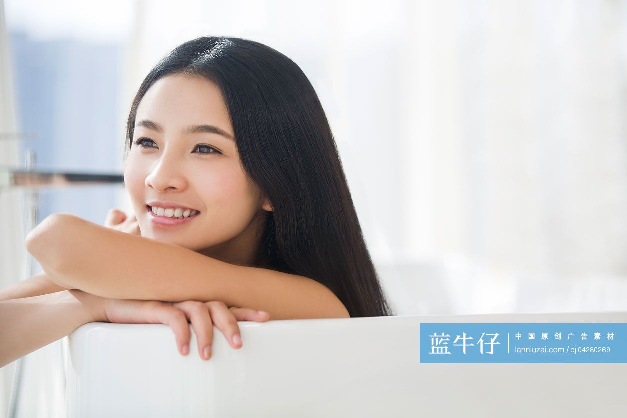 年轻女子泡澡放松