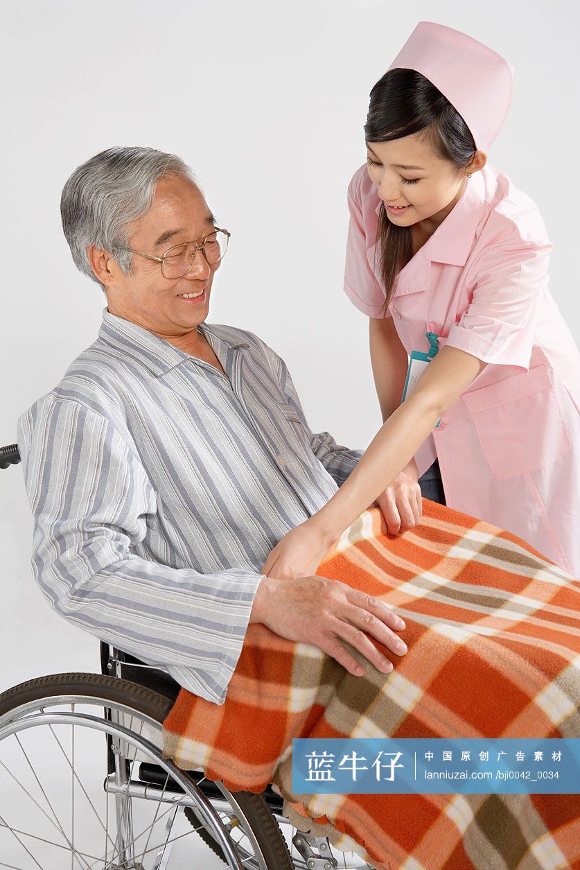 护士为病人盖上毯子