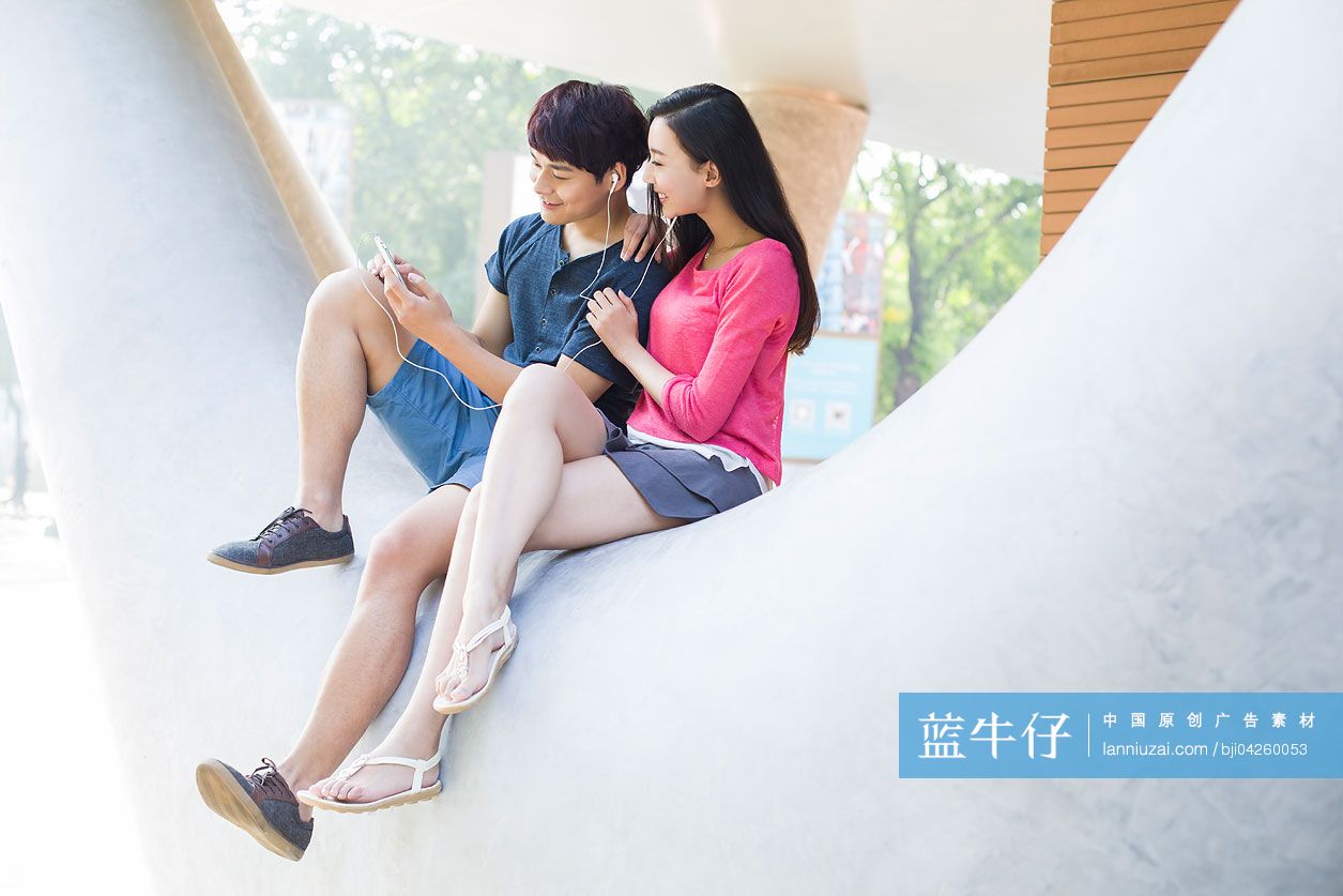 年轻情侣听音乐