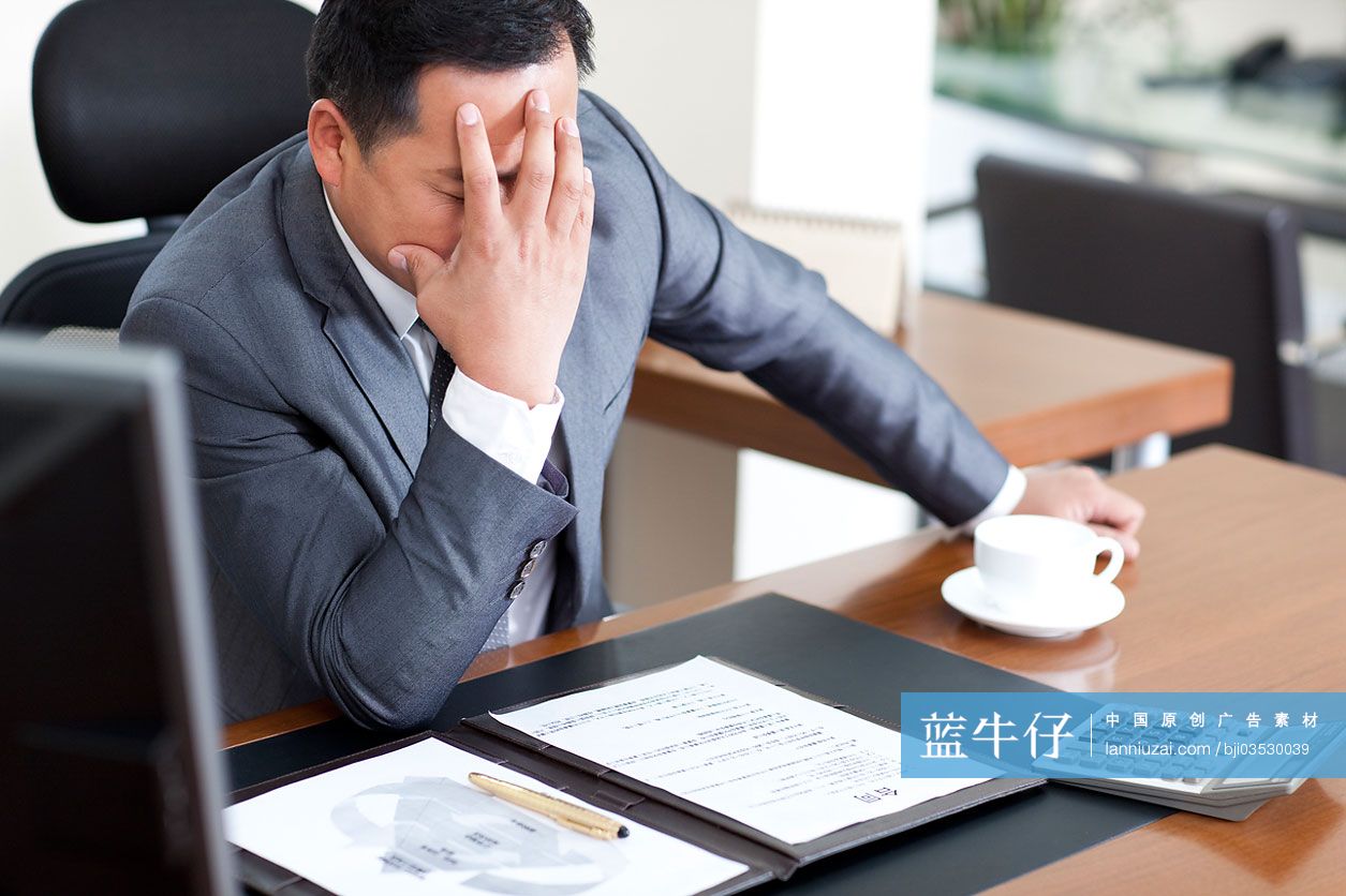 苦恼的中年商务男士