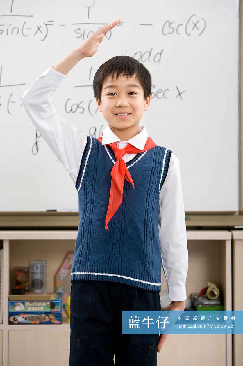 小学生在黑板前敬少先队礼