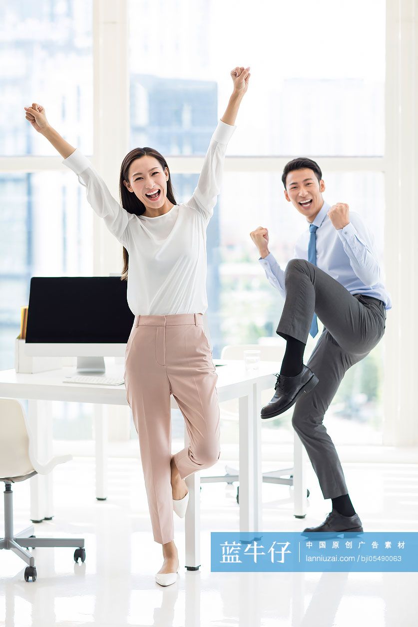 自信的年轻商务人士在办公室欢呼