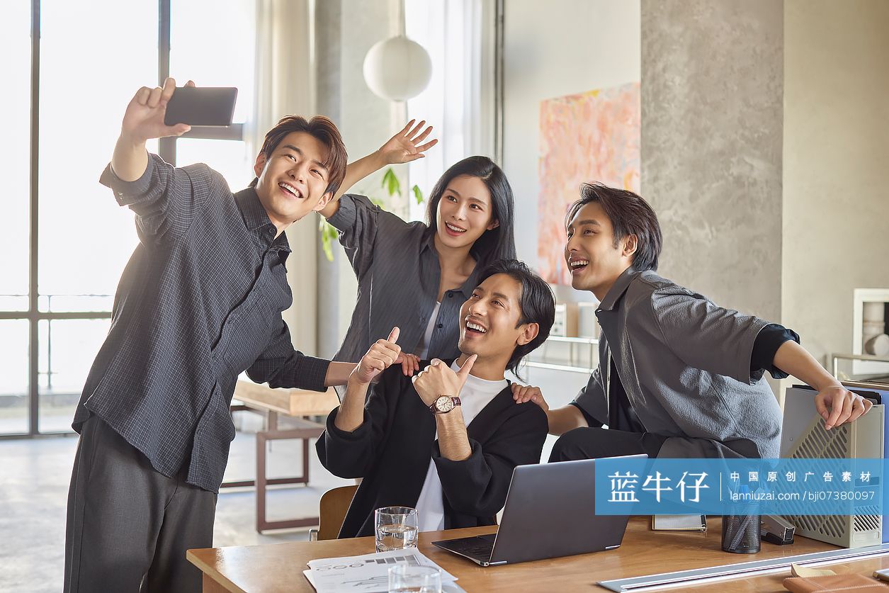 同事们工作间隙用手机自拍合照