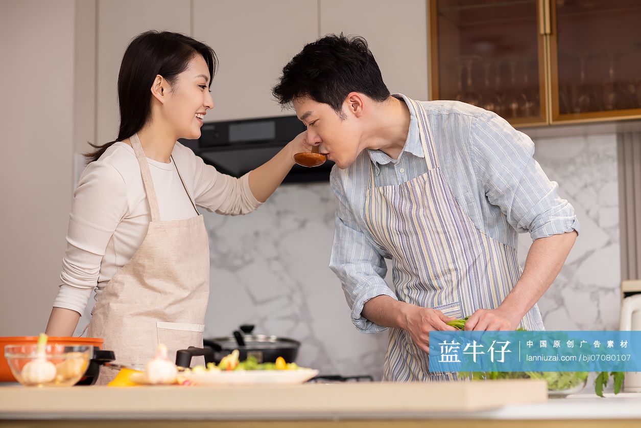 夫妻俩在家做饭