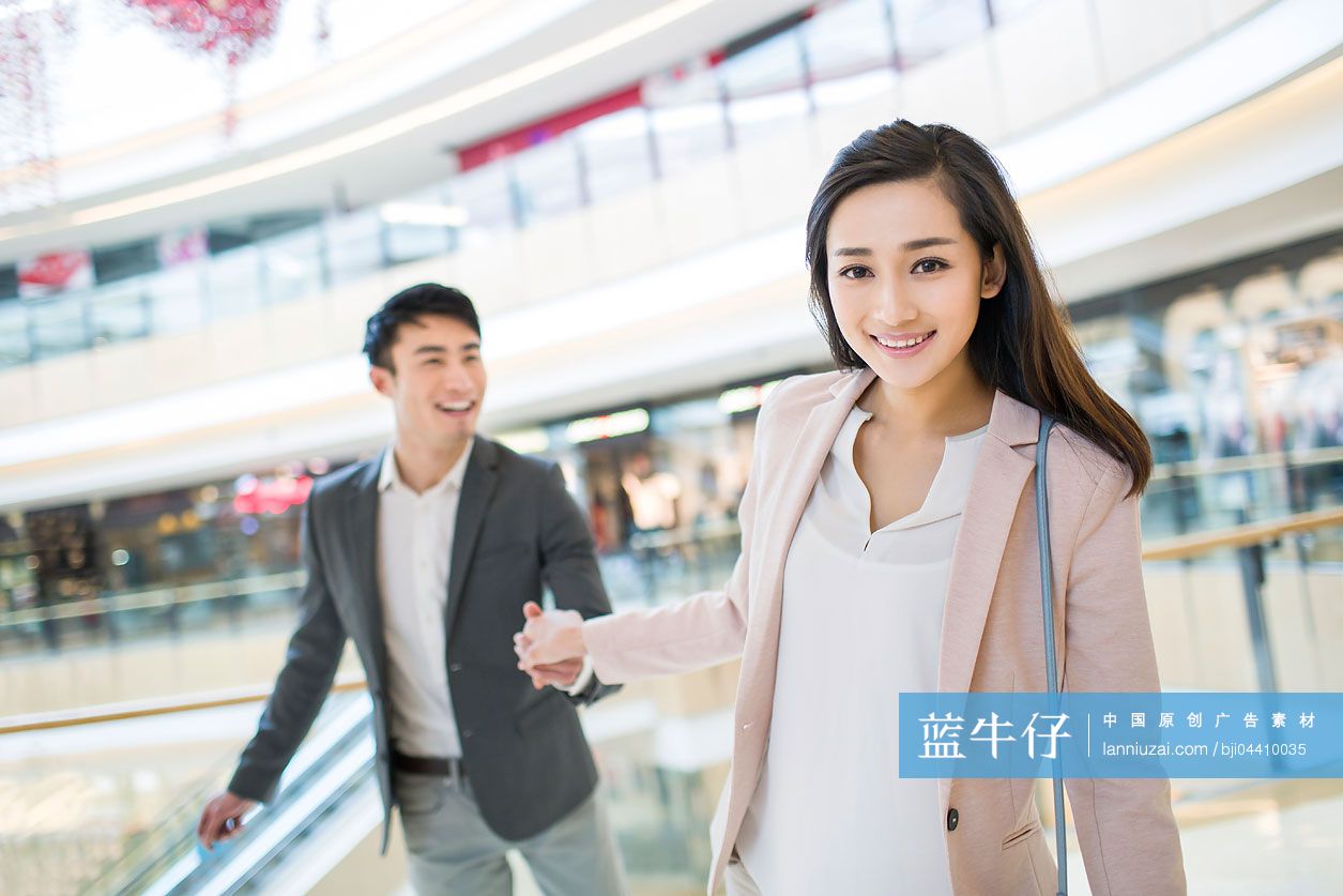 年轻情侣逛商场