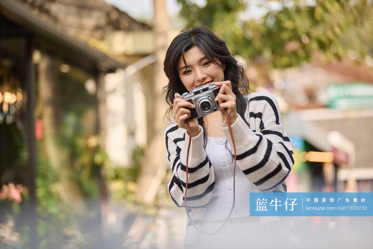 年轻女性拍照旅游
