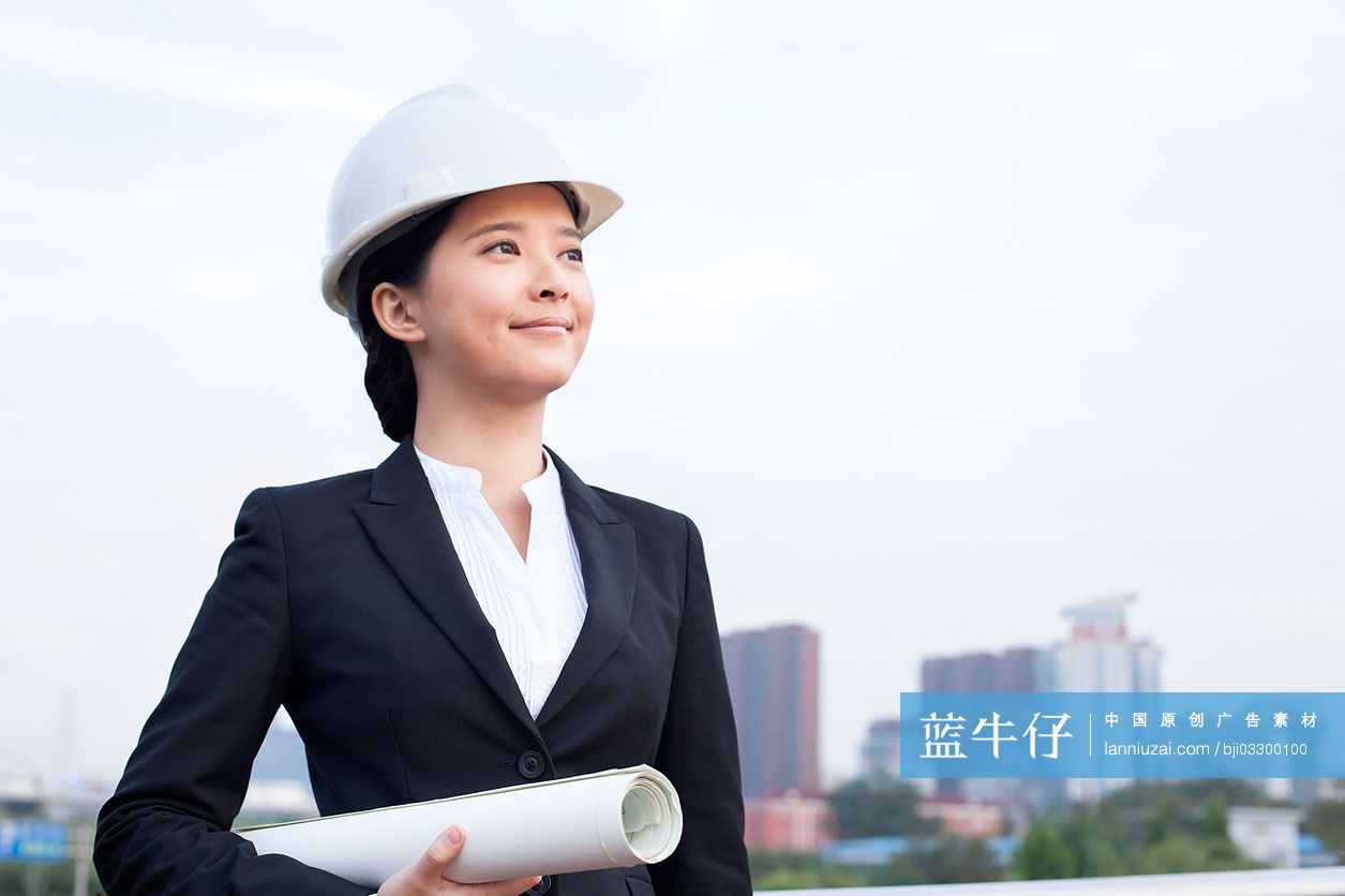 快乐建筑师拿蓝图看远方