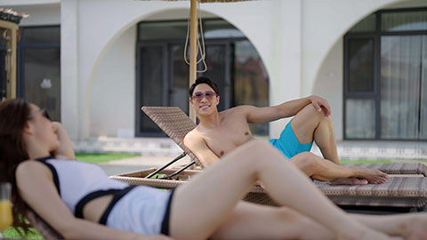 年轻情侣享受泳池边的慵懒时光