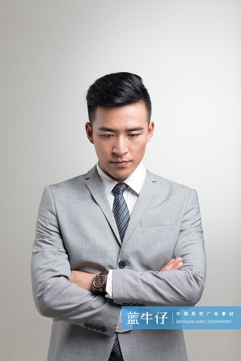 自信的年轻商务男子思考