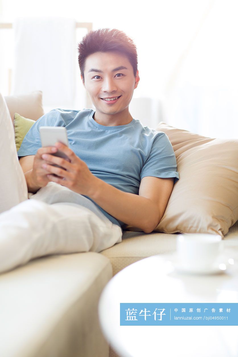 年轻男子在沙发上休息