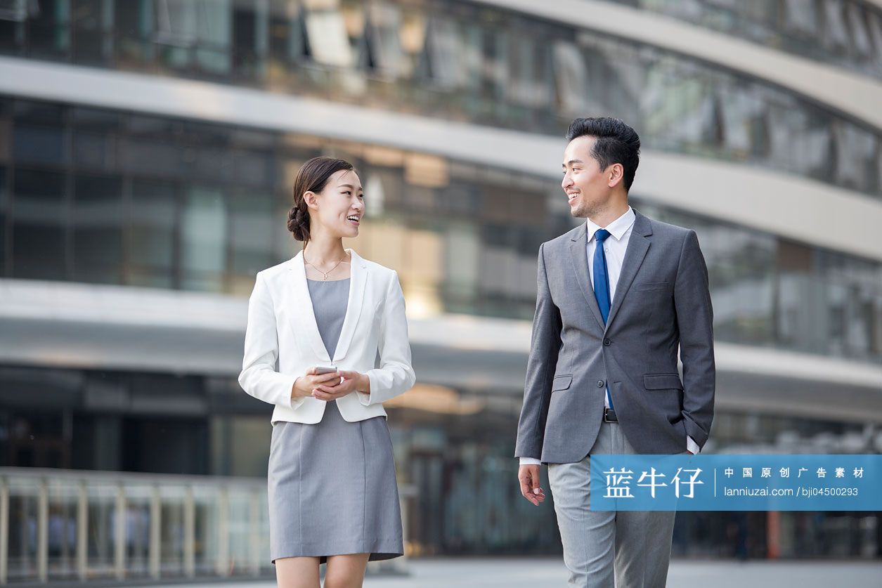 商务人士在户外讨论