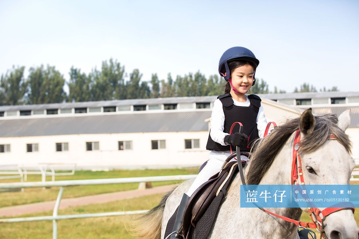 快乐的小女孩骑马