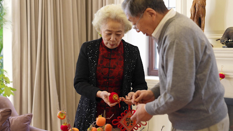 老人精心布置新春家居