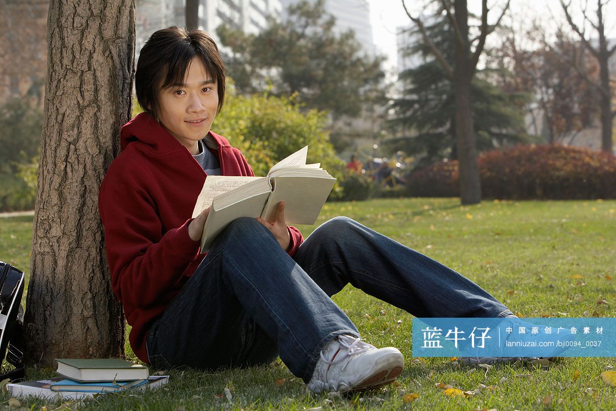 午后阳光下看书的年轻男孩