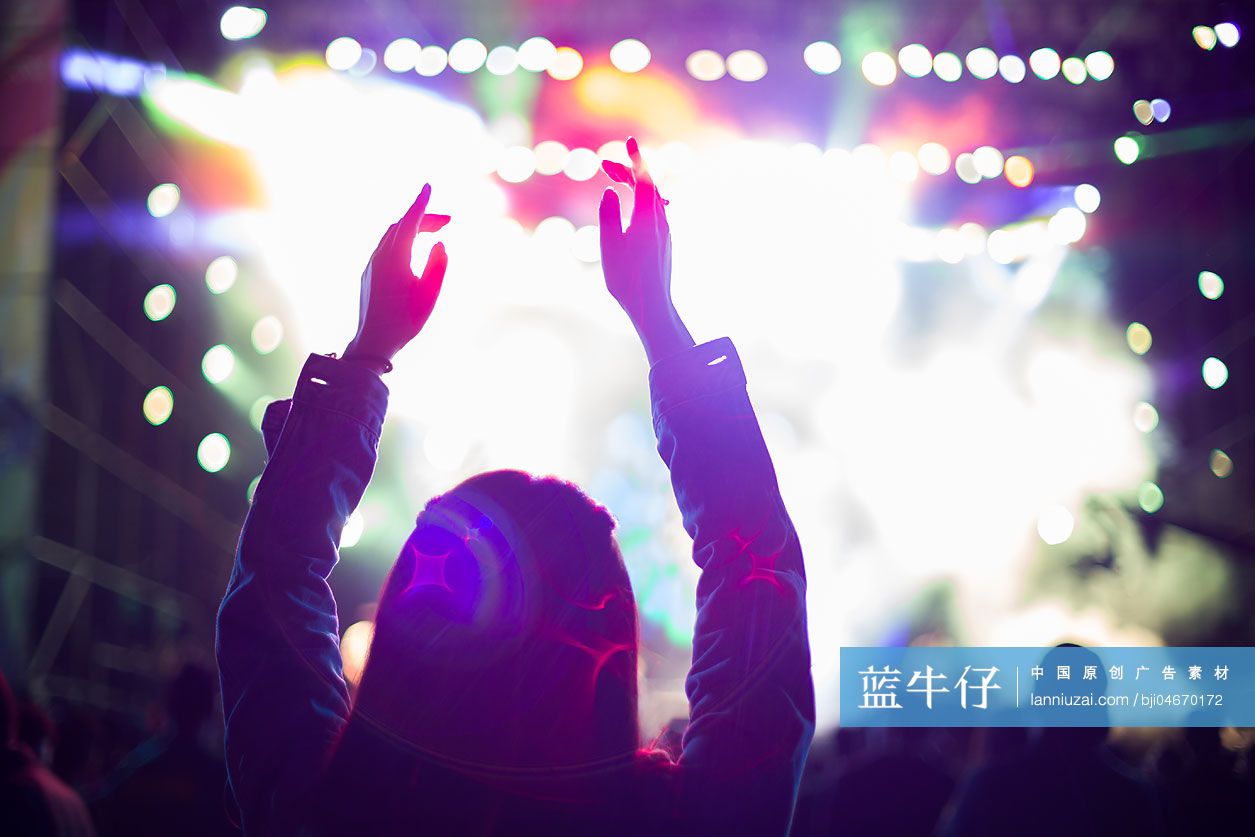 快乐的年轻女子参加音乐节