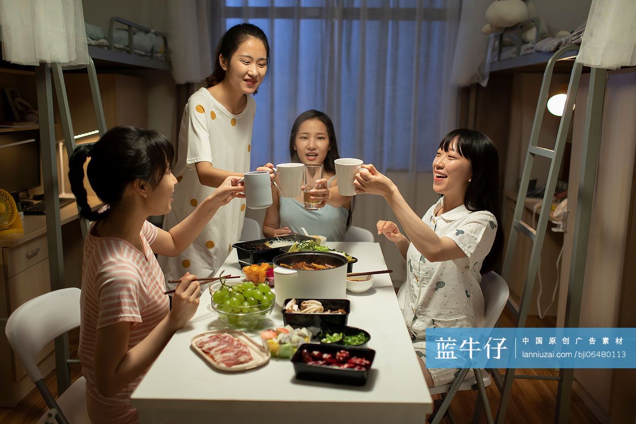 年轻大学生在宿舍吃火锅