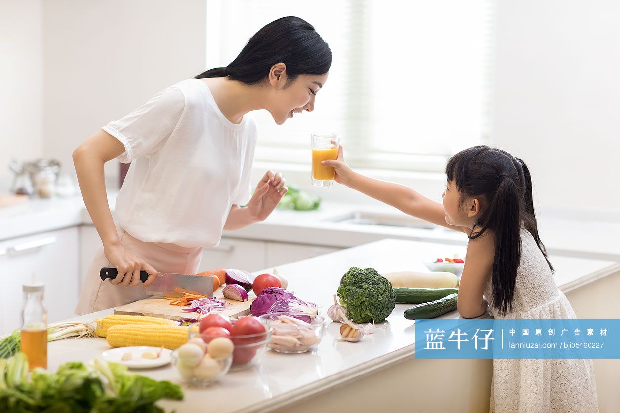 快乐小女孩和妈妈在厨房做饭