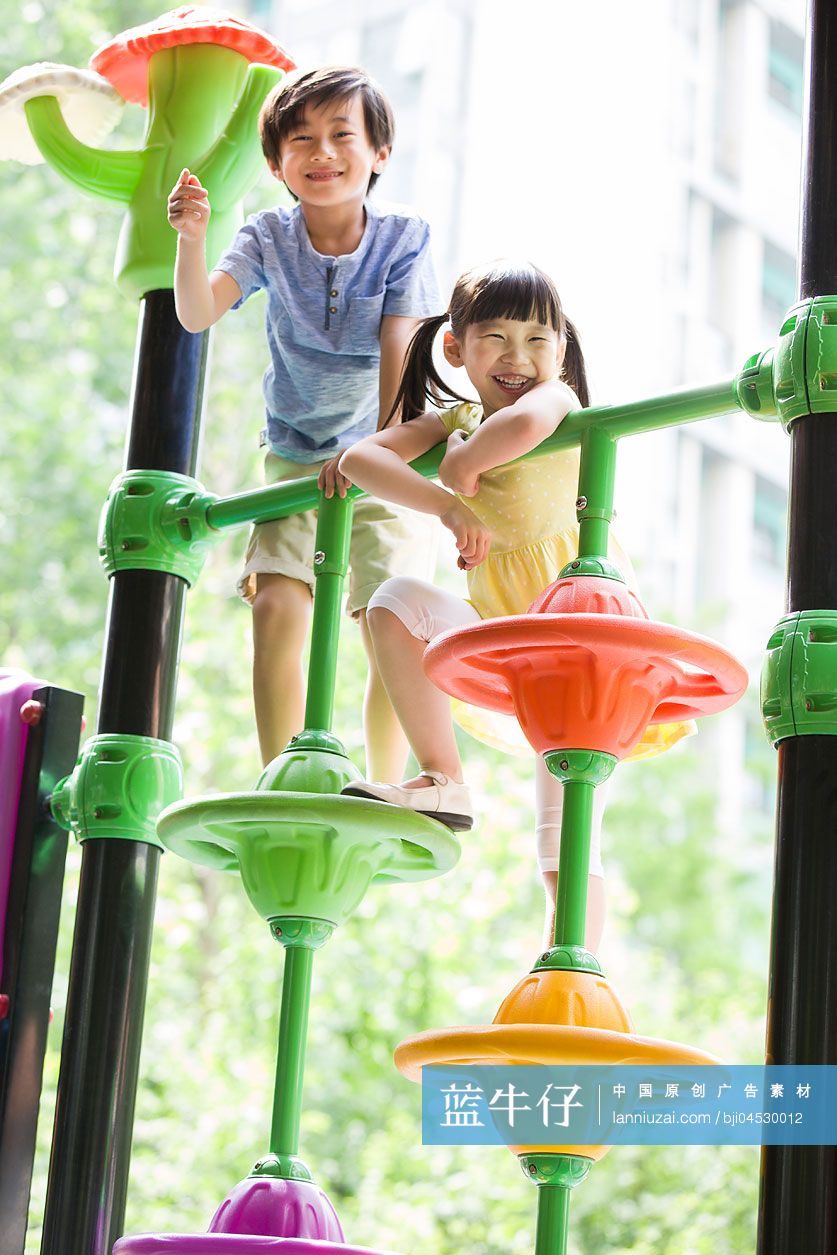 孩子们在游乐园嬉戏