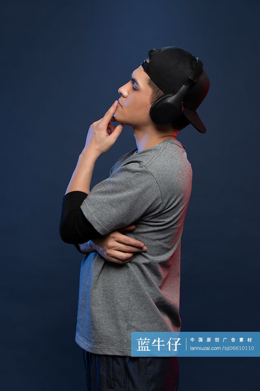 年轻男子听音乐