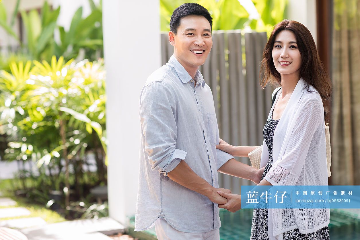 快乐的年轻情侣在庭院-蓝牛仔影像-中国原创广告影像素材