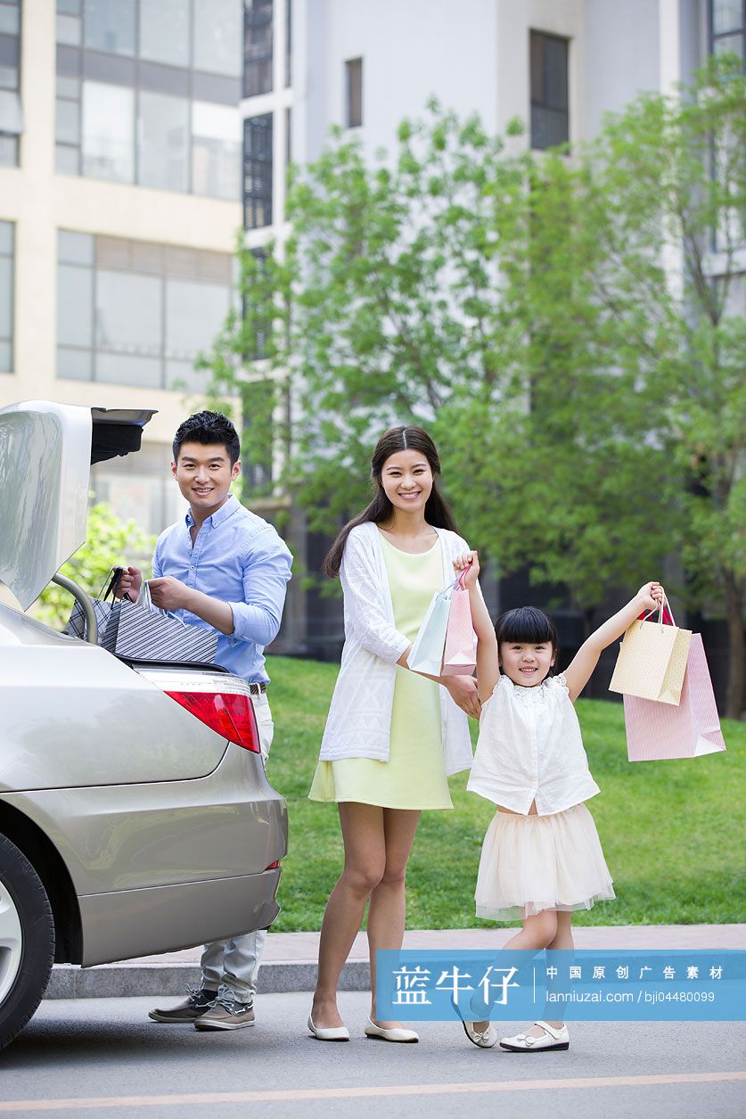 三口之家驾车购物回来