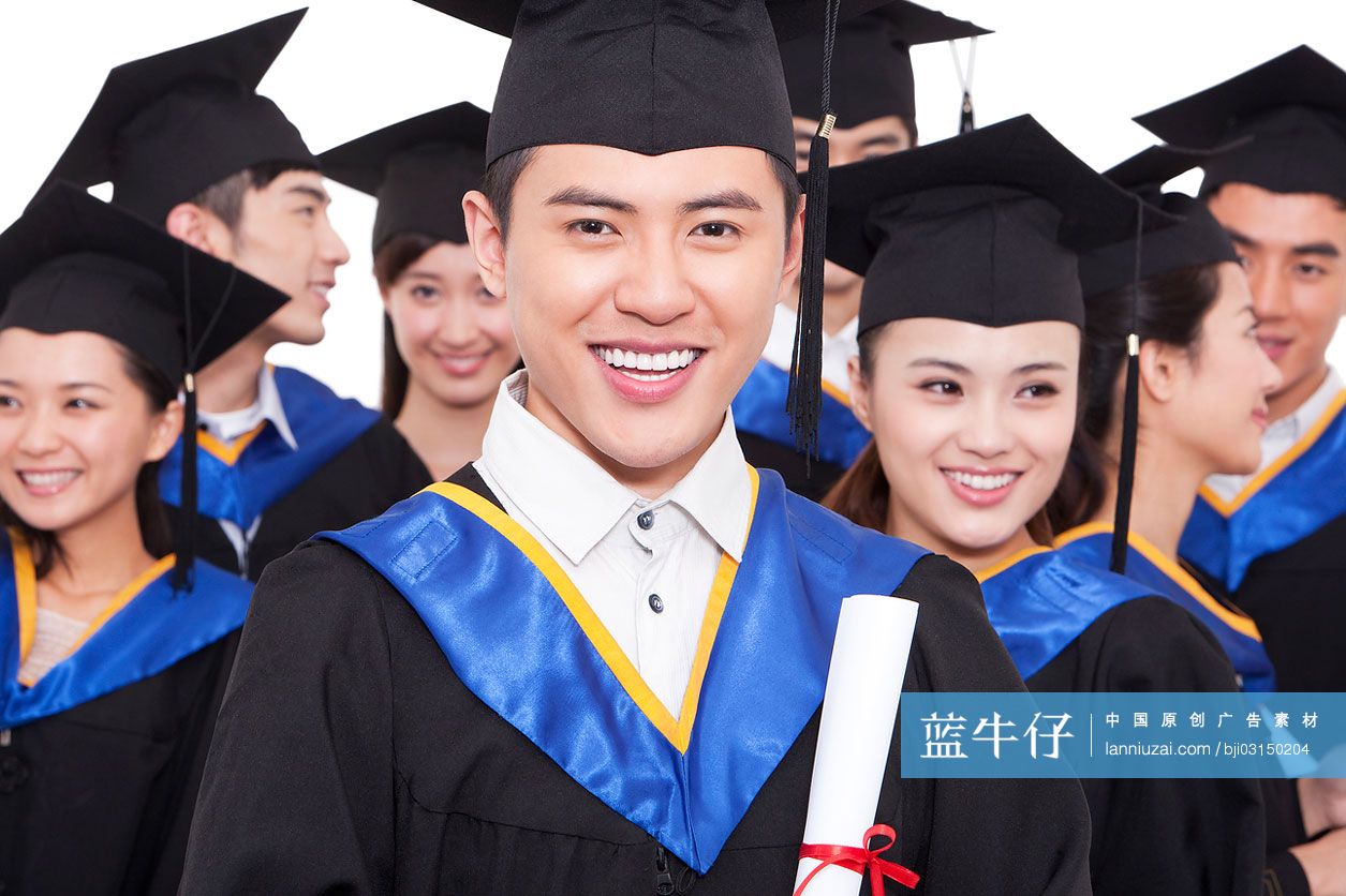 毕业生手持证书合影