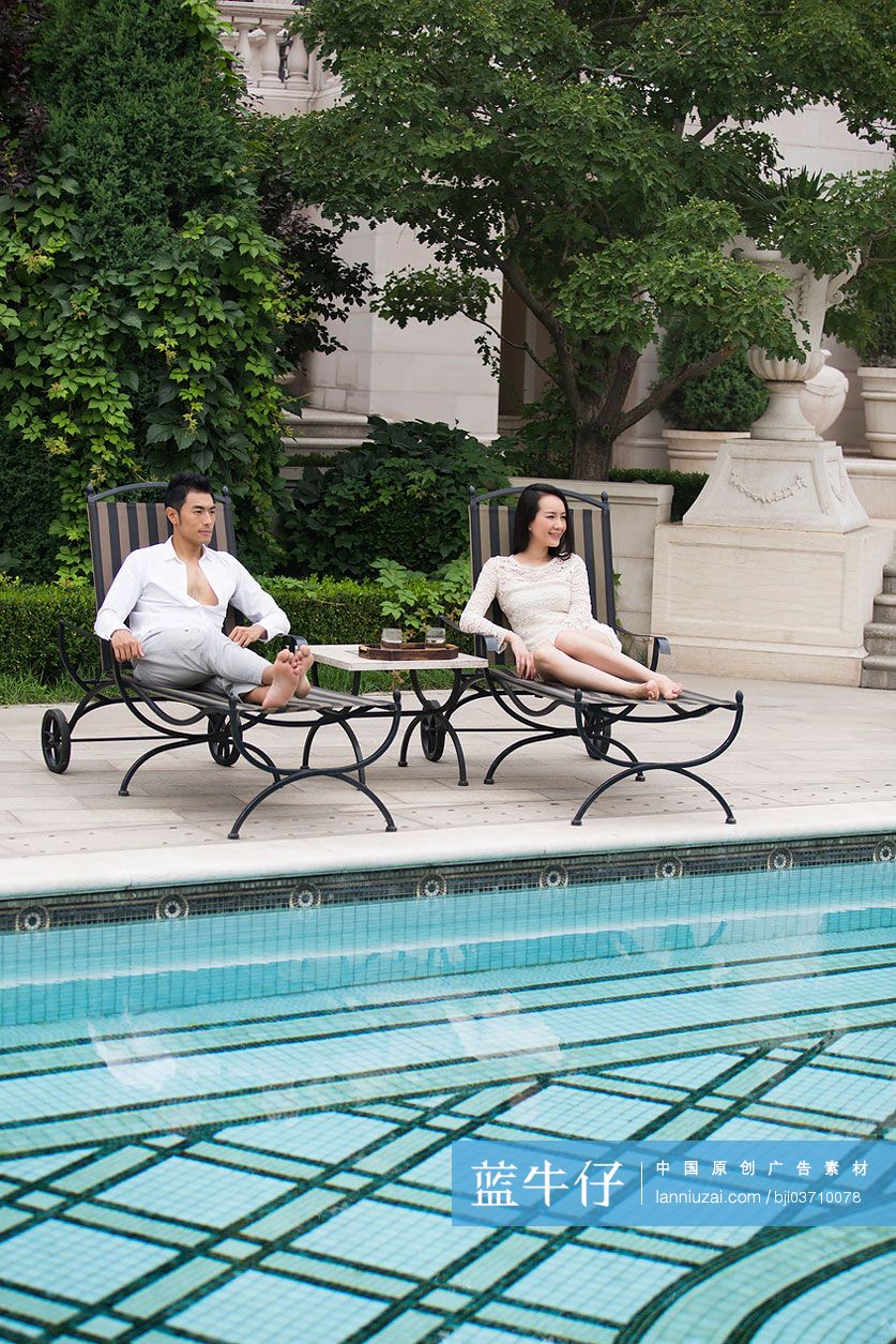 年轻情侣在躺椅上休息