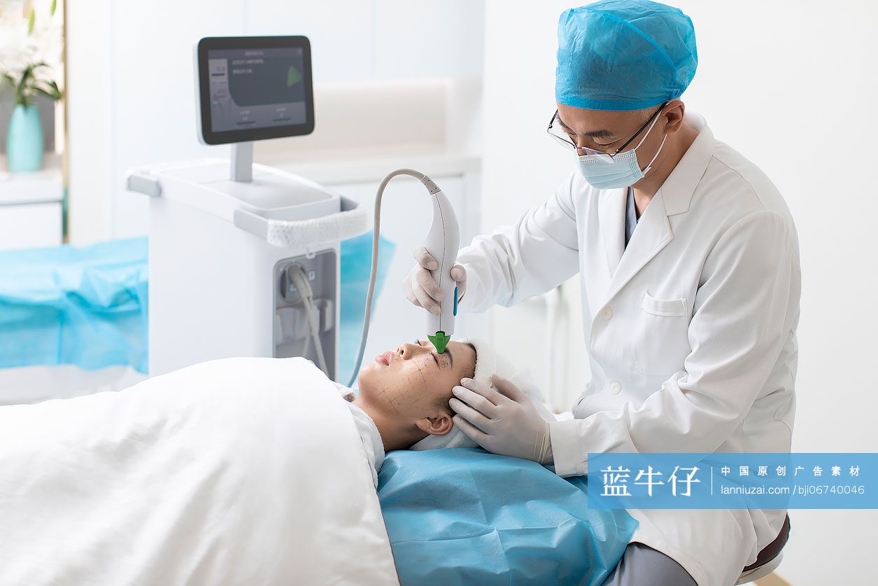 年轻女士做医美项目美容