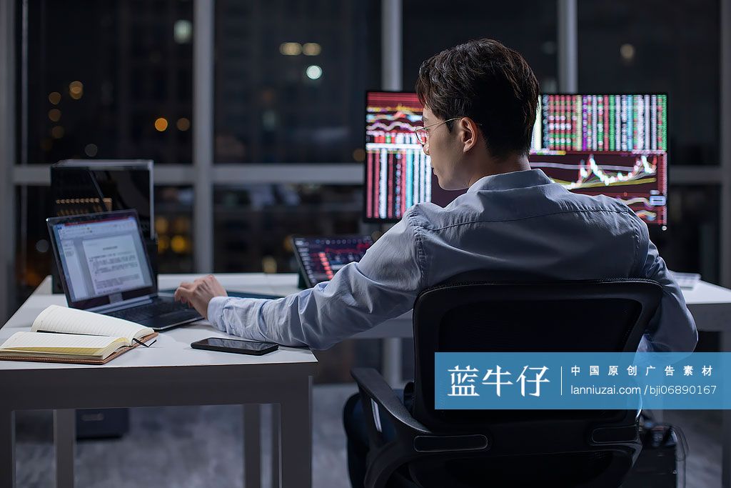 金融分析师在公司加班