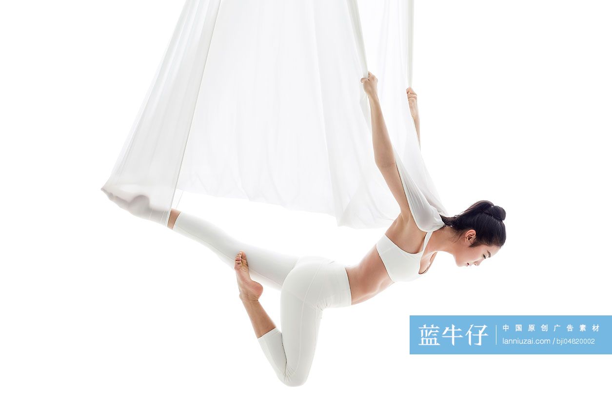 年轻女子练习空中瑜伽