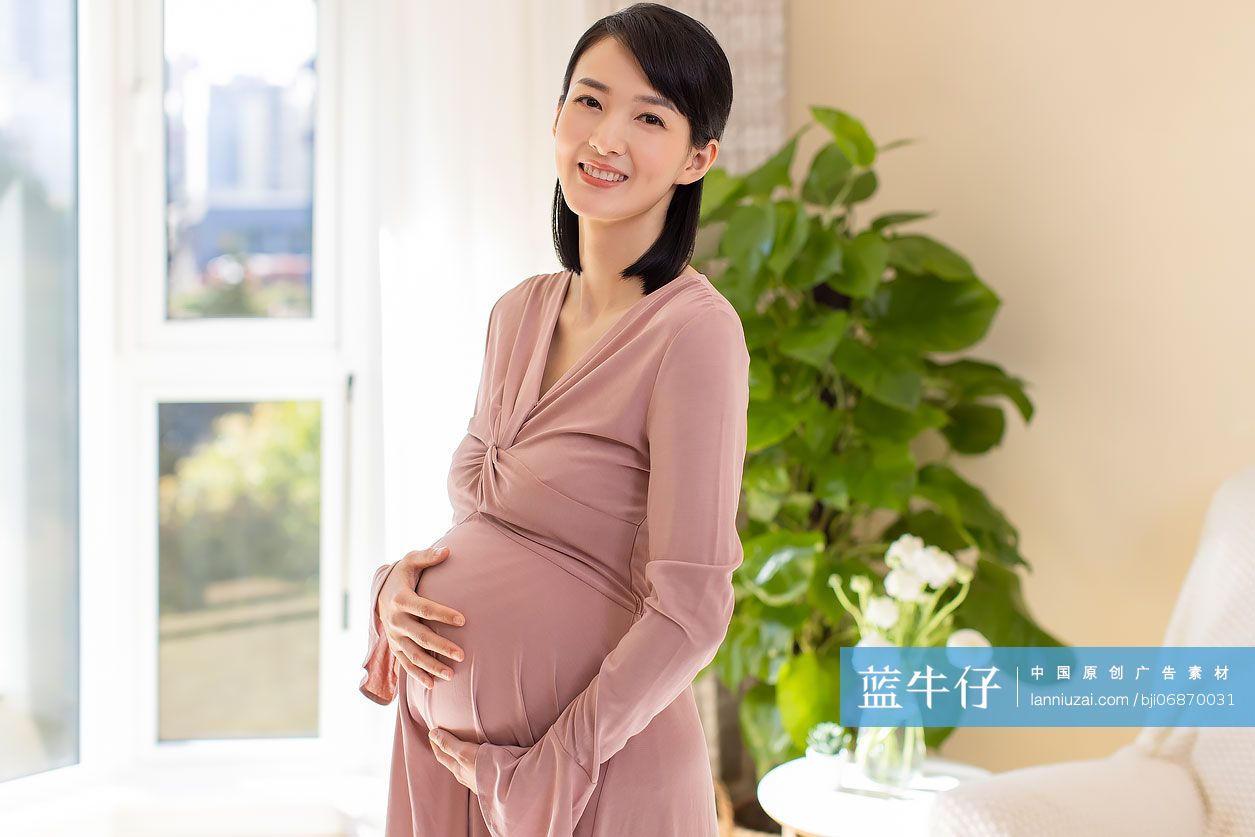 年轻孕妇在家休息