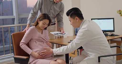 Chinese doctor examining pregnant woman in doctor's office,4K