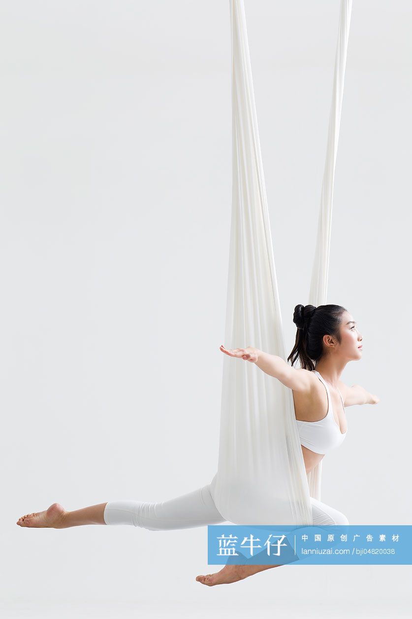 年轻女子练习空中瑜伽