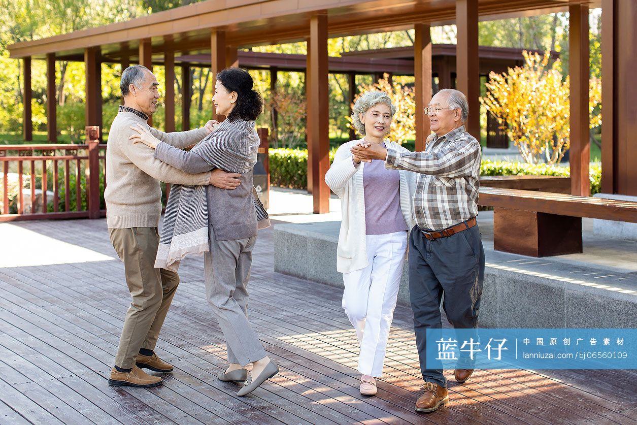 幸福的老年人在公园跳舞