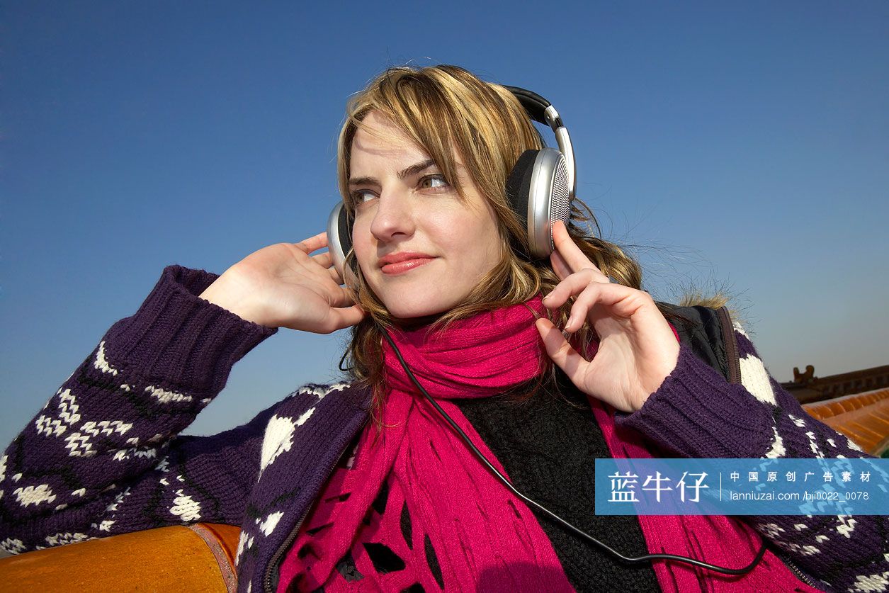 年轻女子听音乐